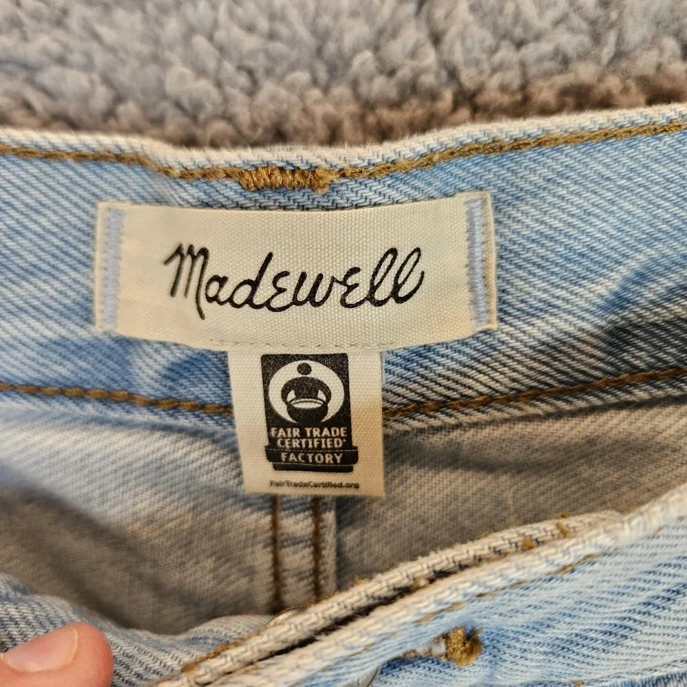 Madewell Light wash relaxed denim raw hem cut off Jean shorts Sz 32